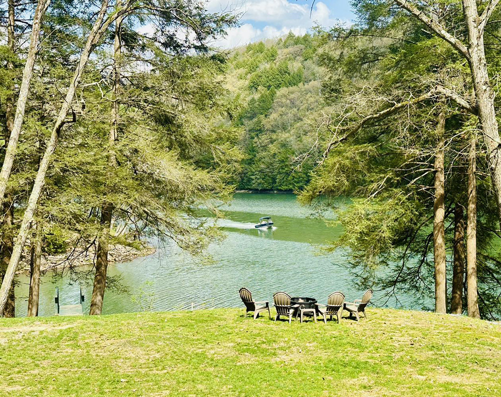 Picture of a boat on the river Picture of a boat on the river